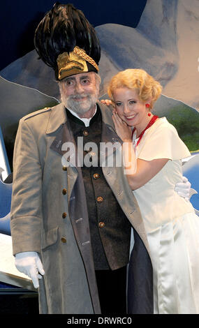 Fichier - Un fichier photo datée du 11 octobre 2012 montre-autrichien né acteur suisse Maximilian Schell (L) comme Kaiser (Empereur) et partenaire Iva Mihanovic (R) comme Ottilie sur scène après la première de la pièce "L'Auberge du Cheval Blanc'' (Im Weissen Roessl) au Deutsches Theater de Munich, Allemagne. Selon les médias, Schell est décédé à l'âge de 83 ans dans un hôpital à Innsbruck, Autriche, le 01 février 2014. Photo : URSULA DUEREN/dpa Banque D'Images