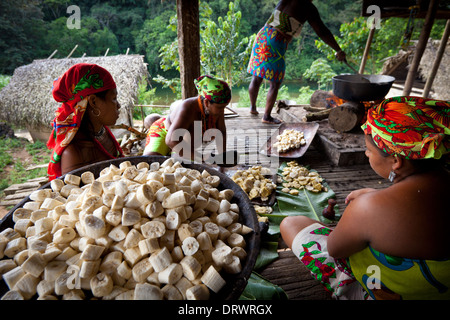 La femme indienne Embera Puru prépare et friture des plantains, dans leur village à côté de Rio Pequeni, République du Panama, Amérique centrale. Banque D'Images