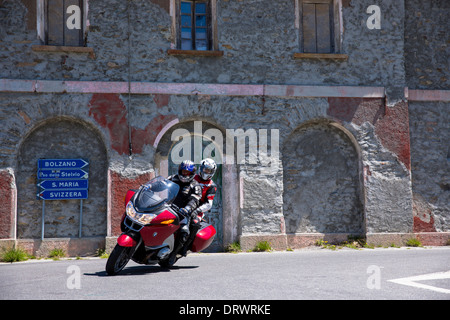 Motocycliste et passager à moto Touring BMW sur le col du Stelvio, passo dello Stelvio, Stilfser Joch, à Bormio, Italie Banque D'Images