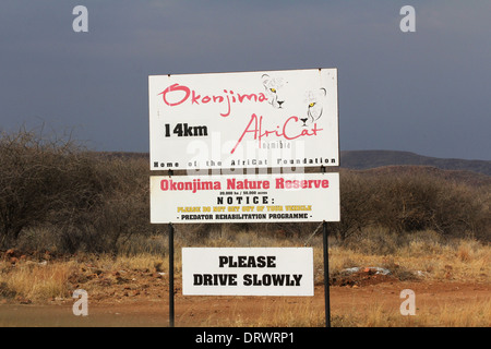 Okonjima Fondation AfriCat signer sur le côté de la route qui mène à la Réserve Naturelle de léopards et guépards,la Namibie. Banque D'Images