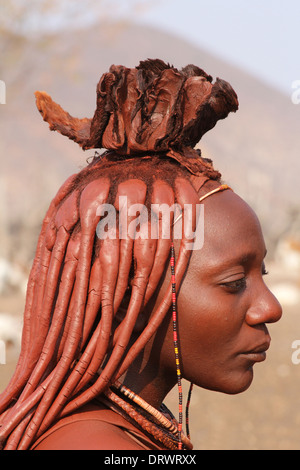 Profil de belle femme Himba avec le traditionnel d'ocre et de boue,décoré, ,et tressé coiffure de la tribu Himba Namibie, Banque D'Images