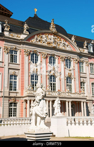 Aile sud du style rococ Prince-électeurs Palace à Trèves, en Allemagne. Banque D'Images