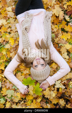 Attractive young woman relaxing in atumn jaune en plein air dans la nature du parc Banque D'Images