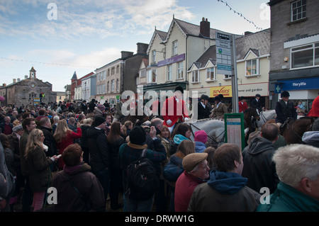 Boxing Day avec Pierre et de commencer l'assemblage Recherche de Denbigh à Denbigh Square North Wales 2013 Banque D'Images