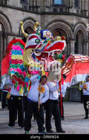 Manchester, Chinatown 2 Février, 2104. Pôle haut danse du dragon au Nouvel An chinois à Albert Square Manchester le plus gros du Nouvel An chinois. Le quartier chinois de Manchester est l'un des plus grands de l'Europe situé dans une grille de rues étroites derrière les jardins de Piccadilly. Avec un 175 pieds de dragon de papier, une danse du lion, des démonstrations d'arts martiaux, le dragon Parade est l'un des points forts de Manchester Calendrier des événements annuels. Credit : Mar Photographics/Alamy Live News. Banque D'Images