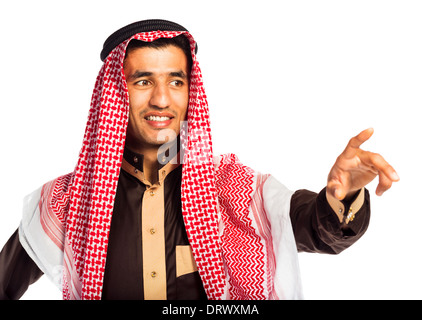 L'homme arabe en appuyant sur le bouton virtuel sur fond blanc Banque D'Images