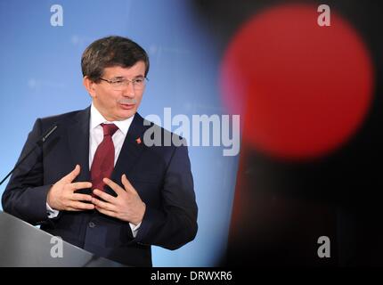 Berlin, Allemagne. 06Th Feb 2014. Ministre des affaires étrangères de Turquie, Ahmet Davutoglu, prend la parole lors d'une réunion avec le ministre fédéral des affaires étrangères, Frank-Walter STEINMEIER (SPD), à Berlin, Allemagne, 03 février 2014. Photo : BRITTA PEDERSEN/dpa/Alamy Live News Banque D'Images