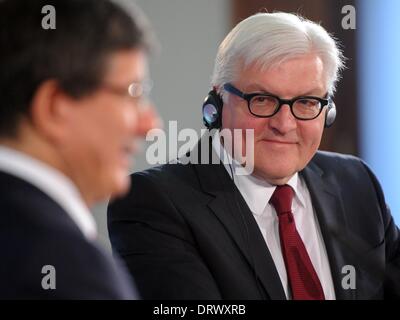 Berlin, Allemagne. 06Th Feb 2014. Le ministre fédéral des affaires étrangères, Frank-Walter STEINMEIER (SPD, R) et le Ministre des affaires étrangères de Turquie, Ahmet Davutoglu, sont illustrés lors d'une conférence de presse à Berlin, Allemagne, 03 février 2014. Photo : BRITTA PEDERSEN/dpa/Alamy Live News Banque D'Images