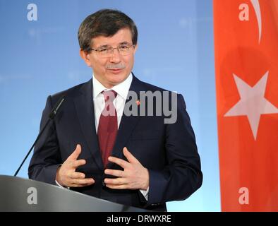 Berlin, Allemagne. 06Th Feb 2014. Ministre des affaires étrangères de Turquie, Ahmet Davutoglu, prend la parole lors d'une réunion avec le ministre fédéral des affaires étrangères, Frank-Walter STEINMEIER (SPD), à Berlin, Allemagne, 03 février 2014. Photo : BRITTA PEDERSEN/dpa/Alamy Live News Banque D'Images