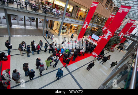 Berlin, Allemagne. 06Th Feb 2014. Les amateurs de cinéma d'attendre pour acheter des billets en avance sur le 64ème Festival du Film de Berlin, à Berlin, Allemagne, 03 février 2014. La Berlinale 2014 se déroule du 06 au 16 février. Photo : TIM BRAKEMEIER/dpa/Alamy Live News Banque D'Images