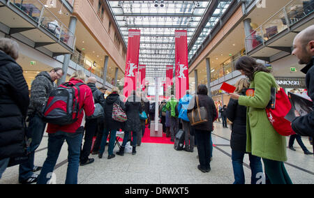 Berlin, Allemagne. 06Th Feb 2014. Les amateurs de cinéma d'attendre pour acheter des billets en avance sur le 64ème Festival du Film de Berlin, à Berlin, Allemagne, 03 février 2014. La Berlinale 2014 se déroule du 06 au 16 février. Photo : TIM BRAKEMEIER/dpa/Alamy Live News Banque D'Images