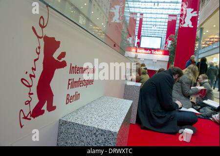 Berlin, Allemagne. 06Th Feb 2014. Les gens attendent pour acheter des billets en avance sur le 64ème Festival du Film de Berlin, à Berlin, Allemagne, 03 février 2014. La Berlinale 2014 se déroule du 06 au 16 février. Photo : PAUL ZINKEN/dpa/Alamy Live News Banque D'Images