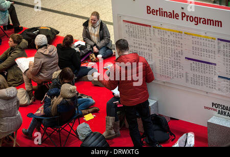 Berlin, Allemagne. 06Th Feb 2014. Les gens attendent pour acheter des billets en avance sur le 64ème Festival du Film de Berlin, à Berlin, Allemagne, 03 février 2014. La Berlinale 2014 se déroule du 06 au 16 février. Photo : PAUL ZINKEN/dpa/Alamy Live News Banque D'Images