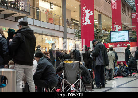 Berlin, Allemagne. 06Th Feb 2014. Les gens attendent pour acheter des billets en avance sur le 64ème Festival du Film de Berlin, à Berlin, Allemagne, 03 février 2014. La Berlinale 2014 se déroule du 06 au 16 février. Photo : PAUL ZINKEN/dpa/Alamy Live News Banque D'Images