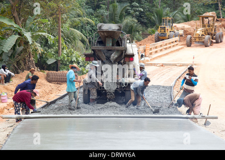 Le coulage du béton pour une route sur l'île de Ko Pha Ngan, Thailand Banque D'Images