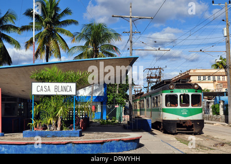 Cuba : partie de la Hershey Electric Railway entre La Havane et Matanzas. Le train à la gare de Casa Blanca Banque D'Images