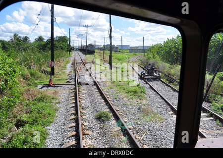 Cuba : partie de la Hershey Electric Railway entre La Havane et Matanzas. Vue depuis la cabine. Banque D'Images