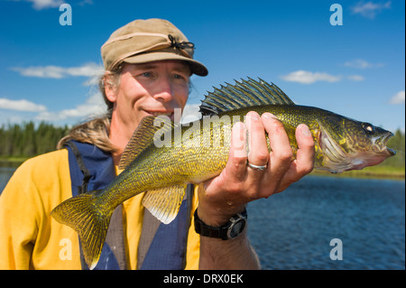 Angler holding up a été le doré jaune. Banque D'Images