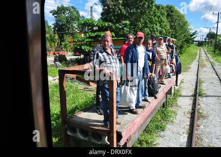 Cuba : partie de la Hershey Electric Railway entre La Havane et Matanzas. Vue depuis la cabine d'arriver à une petite halte Banque D'Images