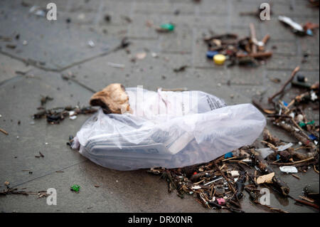 Swansea - UK - 3 Février 2014 : les journaux quotidiens livrés à la plage cafe dans Caswell Bay près de Swansea se trouvent dans les débris ce matin au cours de la tempête. Credit : Phil Rees/Alamy Live News Banque D'Images