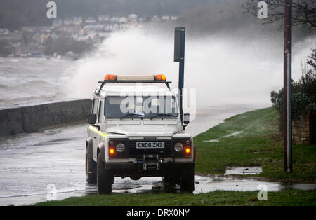 Swansea - UK - 3 Février 2014 : Conseil d'un landrover conserve et eys sur les conditions de tempête sur le front de mer à Blackpill près de Swansea ce matin au cours de la tempête. Credit : Phil Rees/Alamy Live News Banque D'Images