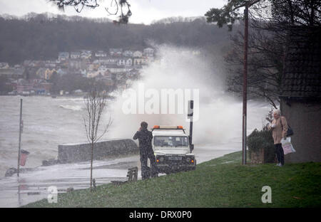 Swansea - UK - 3 Février 2014 : Conseil d'un landrover conserve et eys sur les conditions de tempête sur le front de mer à Blackpill près de Swansea ce matin au cours de la tempête. Credit : Phil Rees/Alamy Live News Banque D'Images