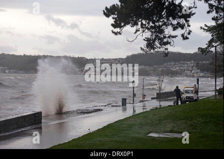 Swansea - UK - 3 Février 2014 : Conseil d'un landrover conserve et eys sur les conditions de tempête sur le front de mer à Blackpill près de Swansea ce matin au cours de la tempête. Credit : Phil Rees/Alamy Live News Banque D'Images