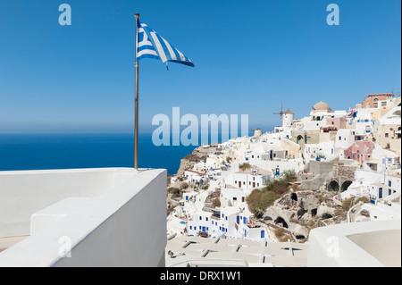 Brandir le drapeau grec à Oia Santorini Banque D'Images