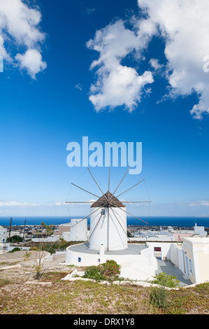 Moulin grec typique de Santorin Banque D'Images