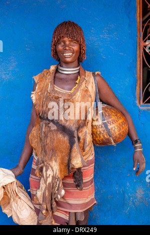 Portrait d'une femme de la tribu Hamer, Dimeka, vallée de l'Omo, Ethiopie Banque D'Images