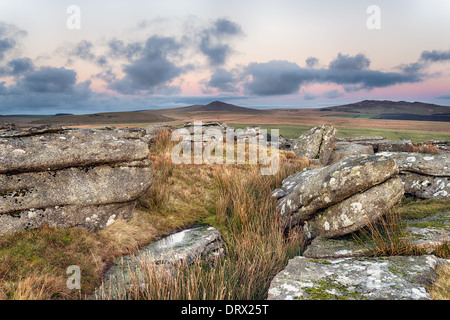 Le formulaire d'affichage Alex Tor sur Bodmin Moor en Cornouailles à l'extérieur, vers Roughtor dans le lointain Banque D'Images