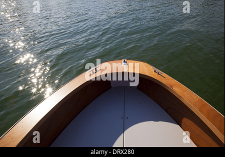 L'avant d'un petit bateau en bois flotte sur l'eau d'un lac au soleil en Allemagne. Banque D'Images