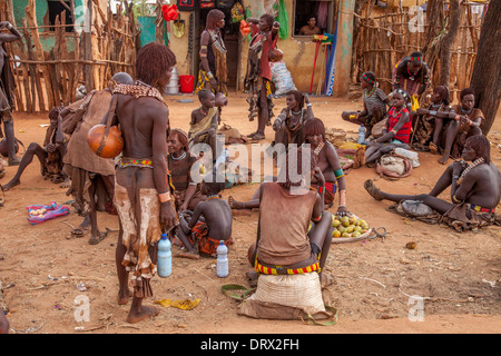 Hamer Les femmes au marché le samedi à Dimeka, vallée de l'Omo, Ethiopie Banque D'Images