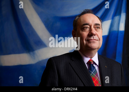 Premier ministre Alex Salmond MSP dans son bureau au parlement écossais Banque D'Images