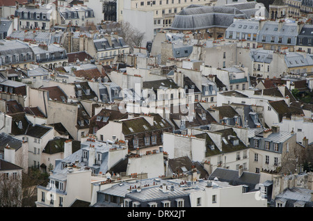 Toits typiques des immeubles parisiens, Paris, France. Banque D'Images