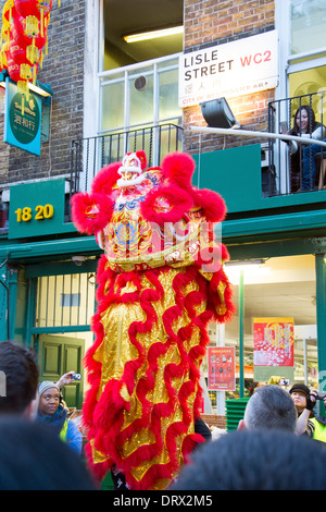 Un dragon chinois à danses Nouvel An chinois à Londres a Lisle Street. Banque D'Images