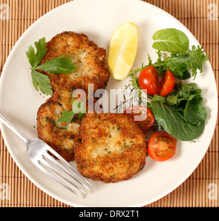 Facile de faire fishcakes, poisson cuit à la vapeur en émietté purée de pommes de terre et le persil, épaissie avec de la farine, roulée dans la chapelure Banque D'Images