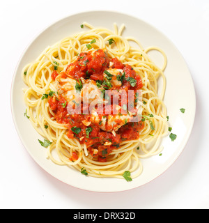 Une assiette de Spaghetti all'arrabbiata avec poissons, garnie de persil haché, vu de dessus. Banque D'Images