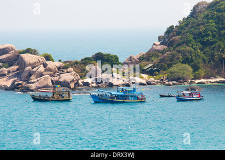 La plongée avec tuba et plongée Bateaux dans Ao Hin Wong, (Hin Wong Bay), l'Île de Ko Tao, Thaïlande Banque D'Images