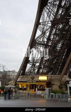 Billetterie à la jambe du sud de la Tour Eiffel à Paris, France. Banque D'Images