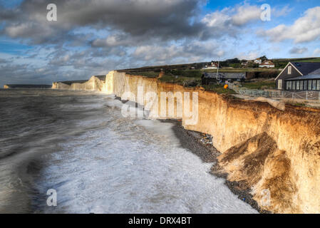 Urrugne, East Sussex. 06Th Feb 2014. Image plus détaillée montrant l'érosion de la Falaise près de Urrugne salons de thé. Une partie du bâtiment a été fermé pour des raisons de sécurité. Plus de tempêtes et des grandes marées prévues est source de préoccupation. Crédit : David Burr/Alamy Live News Banque D'Images