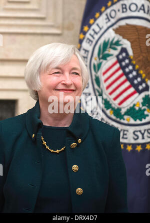 Janet Yellen sourire après avoir été assermenté comme président du Conseil des gouverneurs du Système fédéral de réserve à l'Marriner S. Eccles Bâtiment Conseil de la Réserve fédérale le 3 février 2014 à Washington, DC. Yellen remplace Ben Bernanke et est la première femme à occuper ce poste. Banque D'Images