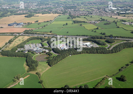 Vue aérienne de Stafford en direction nord sur l'autoroute M6, la moto réussi Banque D'Images