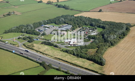 Vue aérienne de l'autoroute en direction sud Services Stafford M6 sur la route, Chef réussi Banque D'Images