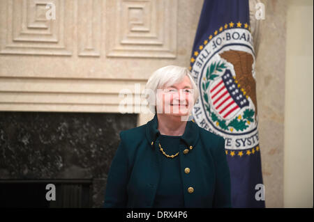 Janet Yellen sourire après avoir été assermenté comme président du Conseil des gouverneurs du Système fédéral de réserve à l'Marriner S. Eccles Bâtiment Conseil de la Réserve fédérale le 3 février 2014 à Washington, DC. Yellen remplace Ben Bernanke et est la première femme à occuper ce poste. Banque D'Images