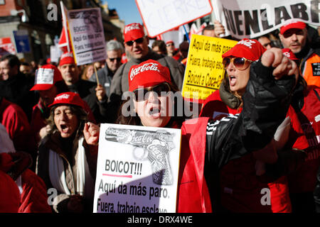 Madrid, Espagne. 2e Mar, 2014. Les manifestants tenant des pancartes crier des slogans reivindicative durant une manifestation à Madrid, en Espagne, dimanche 2 février 2014. Les travailleurs de Coca-Cola sont sur une grève illimitée pour protester contre Coca-Cola Partenaires ibérique' prévoit de fermer quatre de ses 11 usines et de mettre à pied 1 253 travailleurs. La bannière sur la vest se lit comme suit. Credit : Rodrigo Garcia/NurPhoto ZUMAPRESS.com/Alamy/Live News Banque D'Images