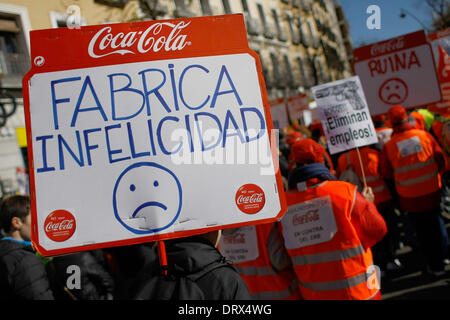 Madrid, Espagne. 2e Mar, 2014. Un des manifestants est titulaire d'une bannière où il est écrit ''l'unhappiness factory'' au cours d'une manifestation à Madrid contre coca cola, l'Espagne, dimanche 2 février 2014. Les travailleurs de Coca-Cola sont sur une grève illimitée pour protester contre Coca-Cola Partenaires ibérique' prévoit de fermer quatre de ses 11 usines et de mettre à pied 1 253 travailleurs. Credit : Rodrigo Garcia/NurPhoto ZUMAPRESS.com/Alamy/Live News Banque D'Images