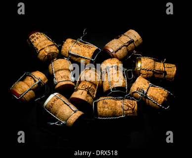 Bouchons de champagne sur fond noir sous éclairage studio Banque D'Images