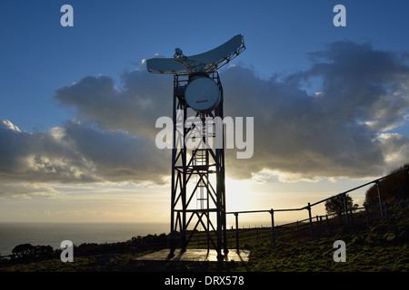 La tour radar à la Station des garde-côtes Fairlight, Firehills,Hastings Country Park, Sussex. UK Banque D'Images