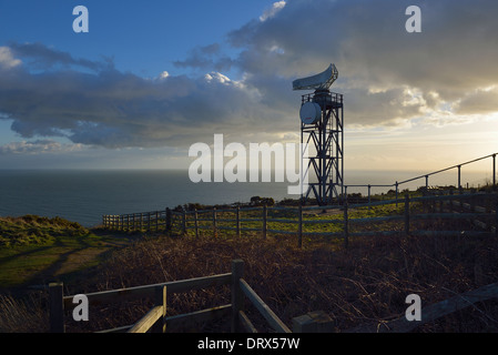 La tour radar à la Station des garde-côtes Fairlight, Firehills,Hastings Country Park, Sussex. UK Banque D'Images